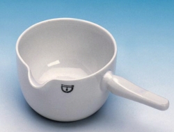 Capsule à manche avec bec verseur, en porcelaine